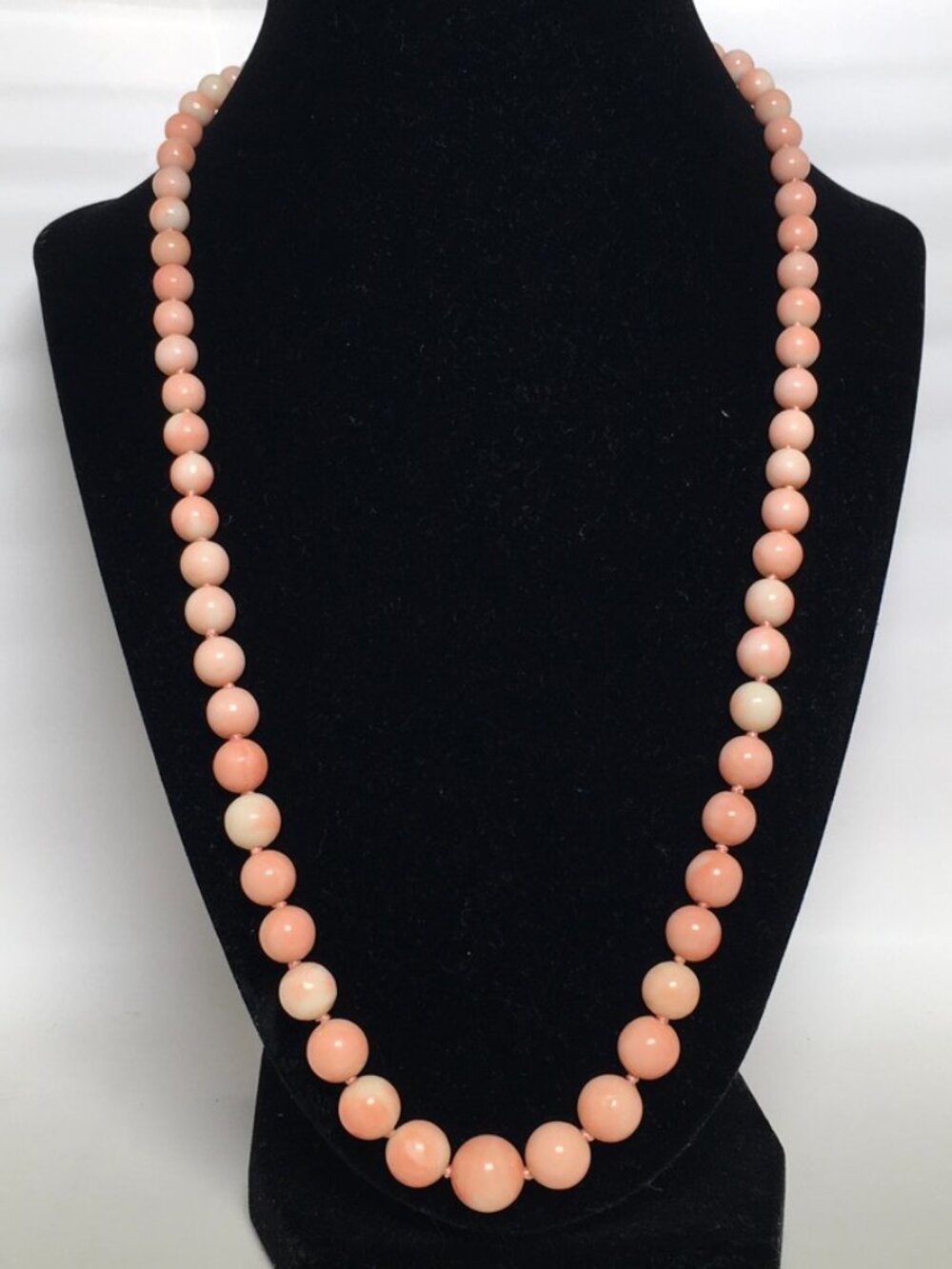 VINTAGE NATURAL CORAL GRADUATED ANGLE SKIN BEAD 22' NECKLACE 10K YELLOW GOLD